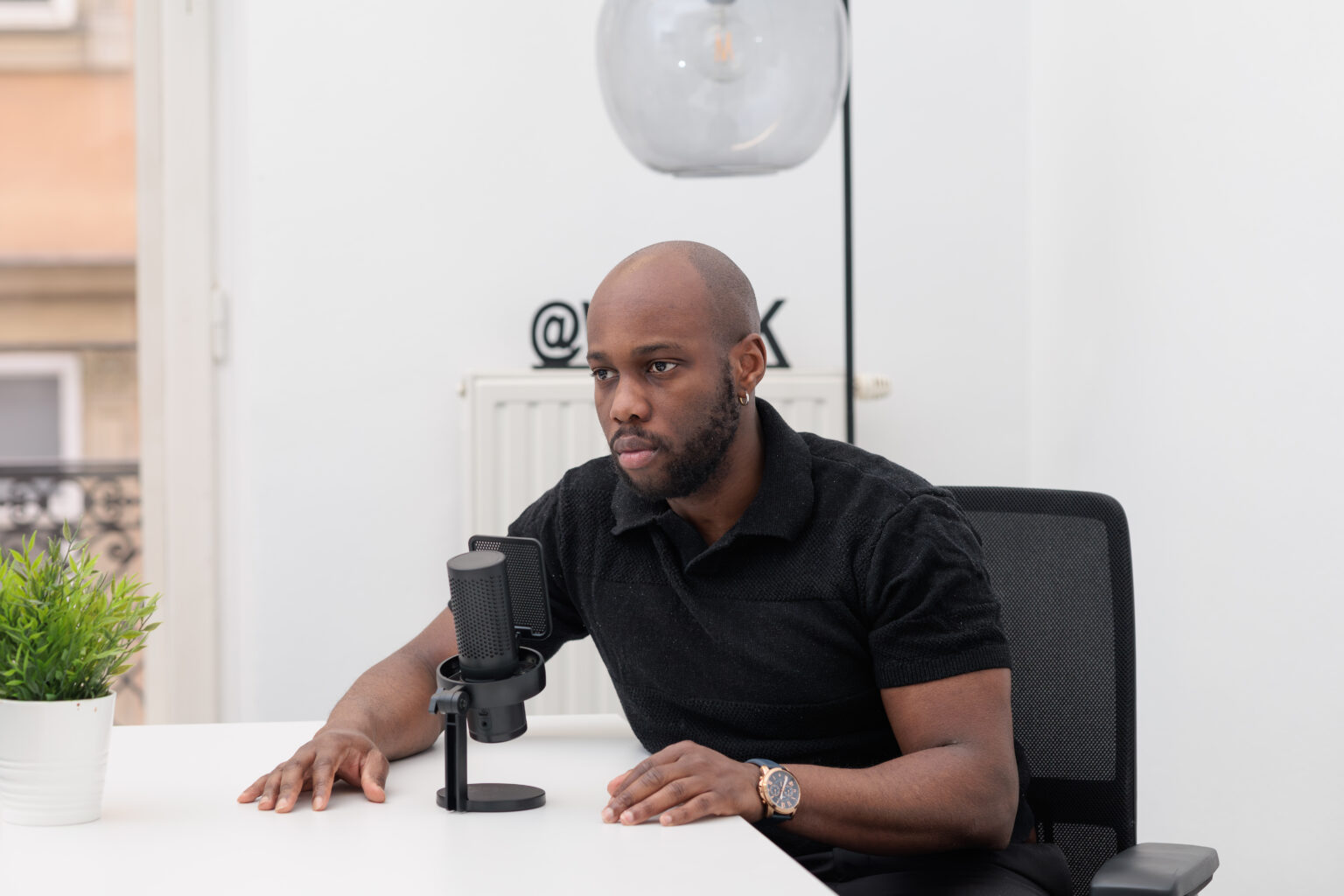 Rilwan Mogaji sitzend im Büro interviewed zum Thema Netzwerken und seo